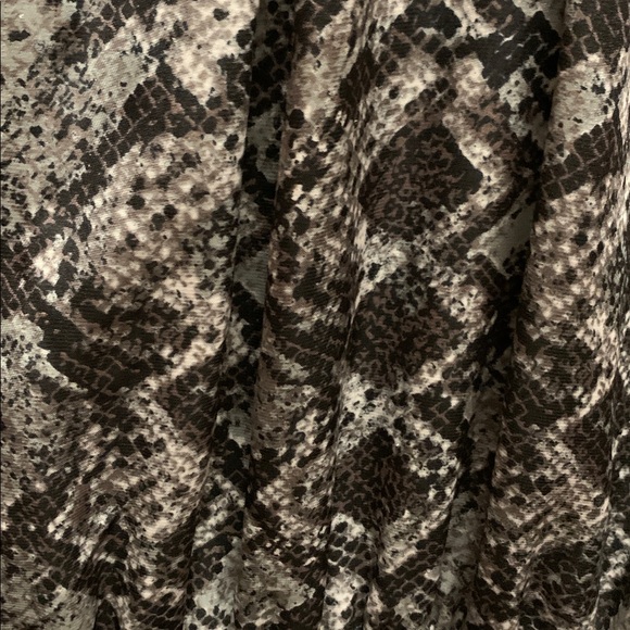 Violet & Claire Black and Gray Animal/Snake Print Sleeveless Blouse - Picture 13 of 14